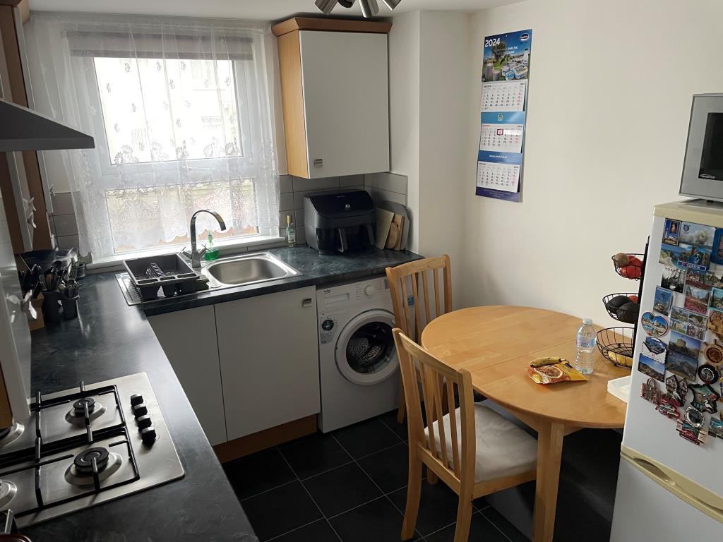 Lot: 96 - FREEHOLD RESIDENTIAL INVESTMENT - First floor rear kitchen with fitted units